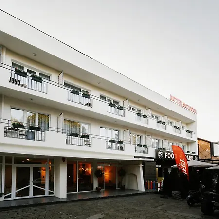 99 Hotel *