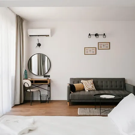 Hotel 99 *