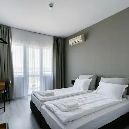 Hotel 99 *