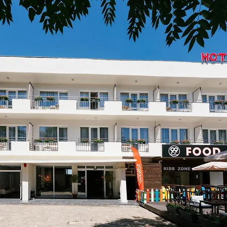 Hotel 99 *